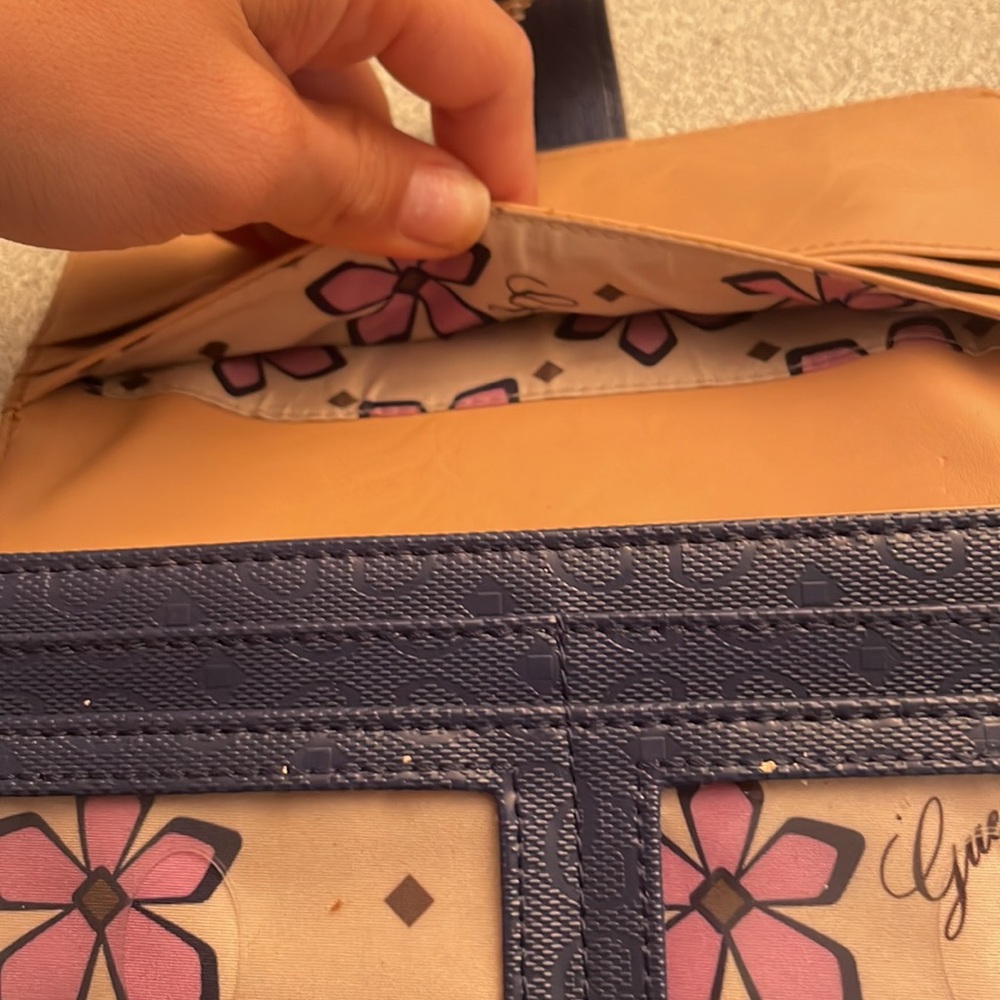 Guess Wallet - Picture 4 of 5